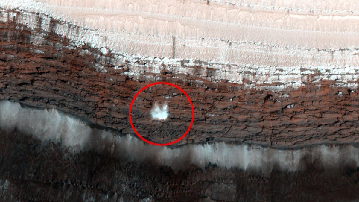 Carbon dioxide ice spoted on Red Planet by Mars orbiter